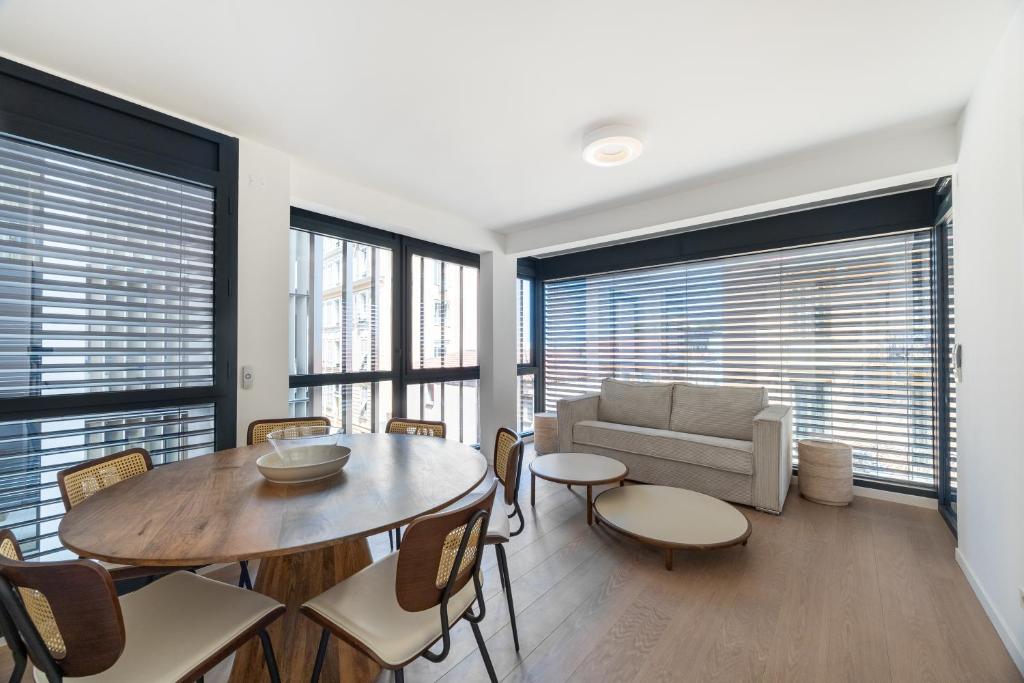 un salon avec une table, des chaises et un canapé dans l'établissement Appartement de Charme II 2BR Beausoleil Monaco, à Beausoleil