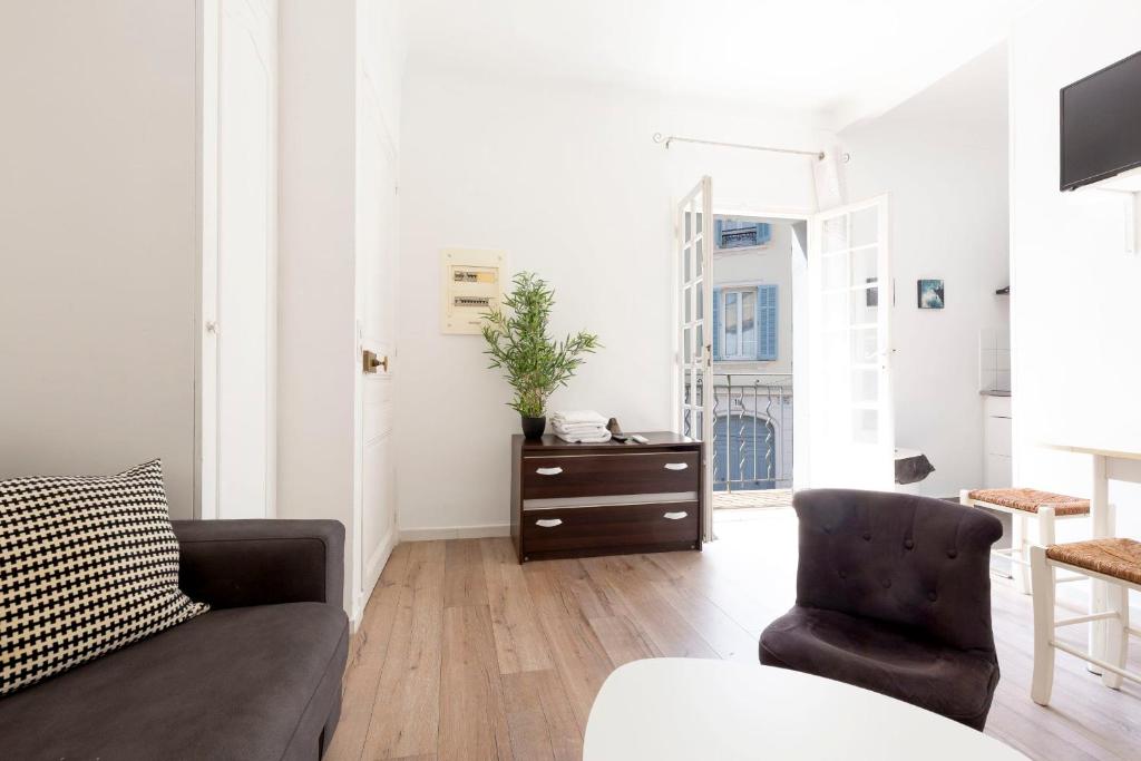 Posedenie v ubytovaní 30m Studio in the heart of old Antibes wifi air conditioning