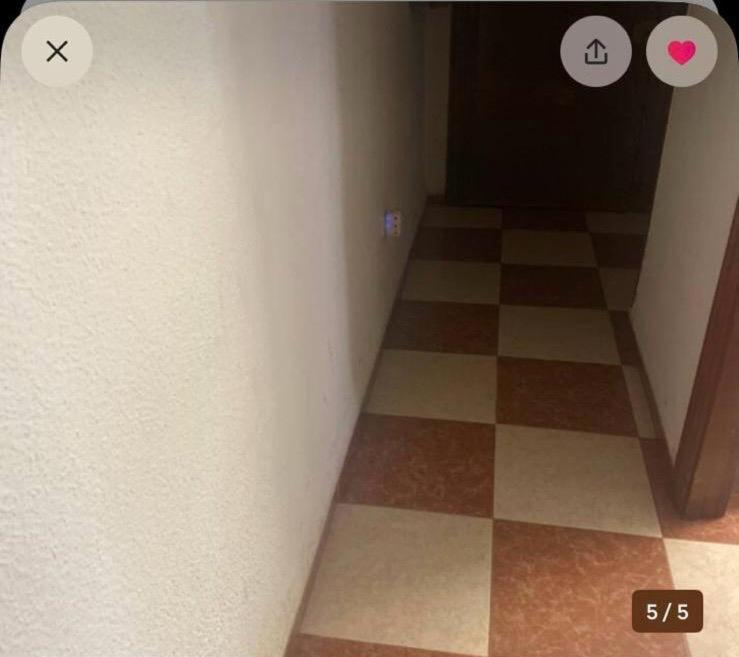 una stanza con un pavimento a scacchiera e una porta di Casa noah a Cordoba