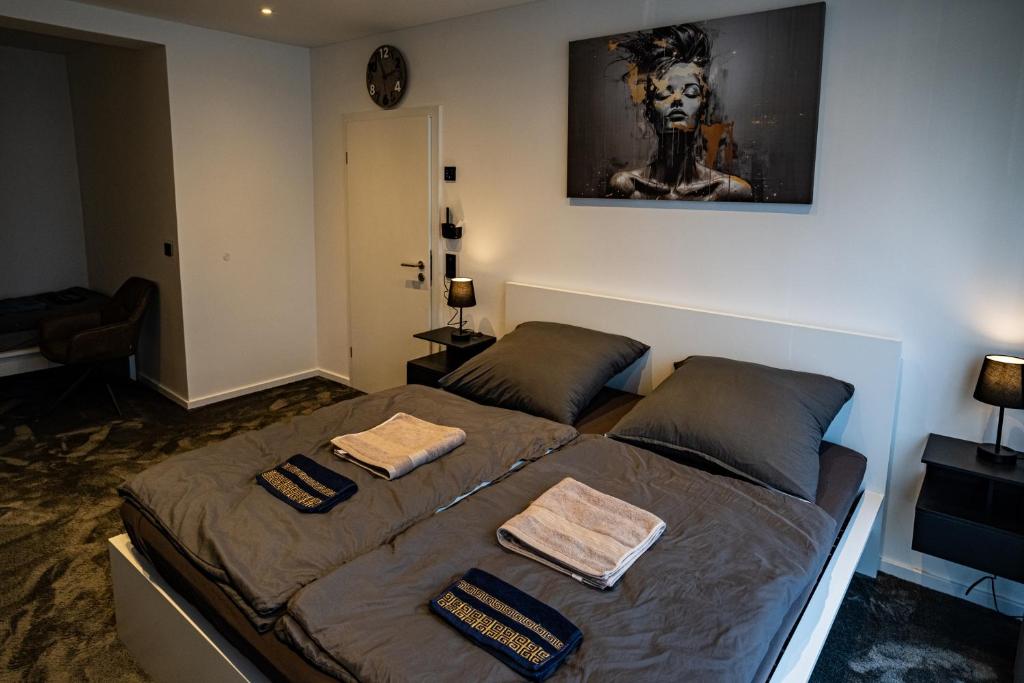 ein Schlafzimmer mit einem Bett mit zwei Handtüchern darauf in der Unterkunft GSD Apartment in Leipzig