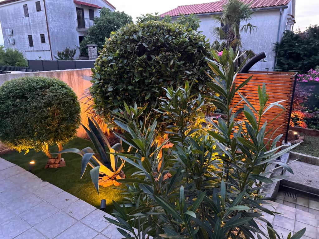 Vonkajšia záhrada v ubytovaní Apartments Jakobi by El-Pi Tours