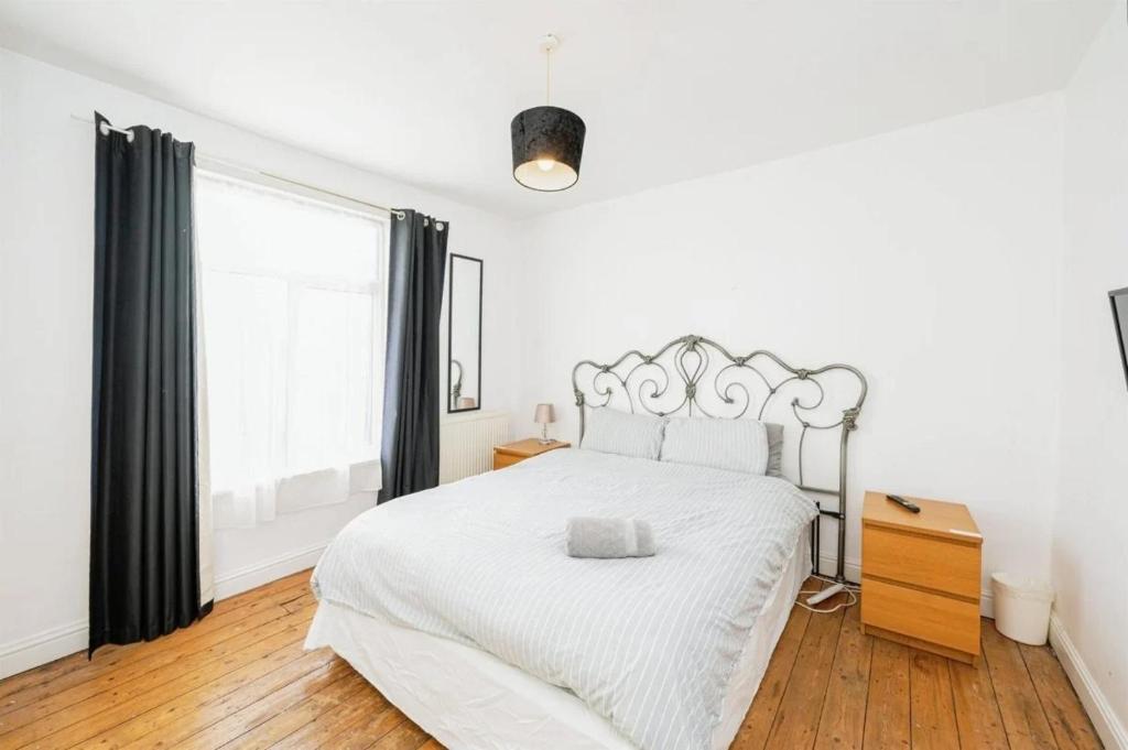 En eller flere senge i et værelse på 4 Bedroom House For Corporate Stays in Kettering