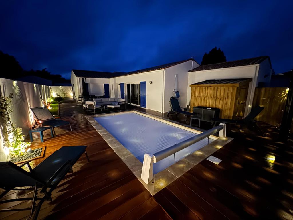 - une piscine sur une terrasse la nuit dans l'établissement Les nuits étoilées, à Saint-Georges-dʼOléron