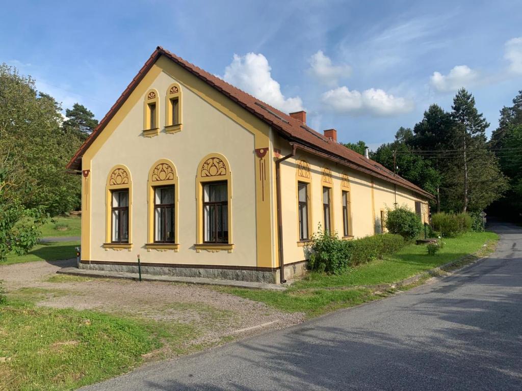 Budova, kde se chata nachází