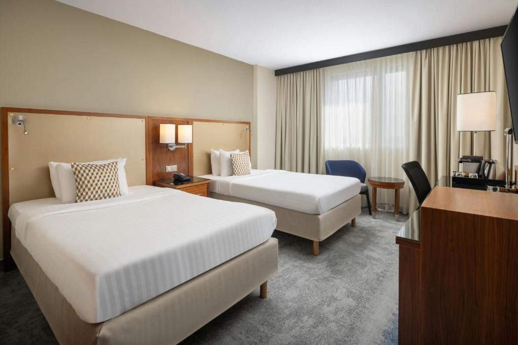 Postel nebo postele na pokoji v ubytování Courtyard by Marriott Toulouse Airport