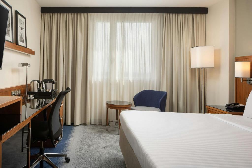 Postel nebo postele na pokoji v ubytování Courtyard by Marriott Toulouse Airport