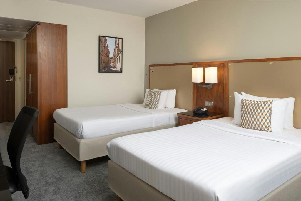 Postel nebo postele na pokoji v ubytování Courtyard by Marriott Toulouse Airport