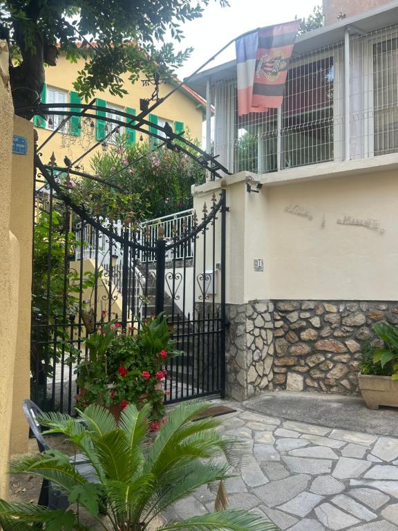 une porte noire devant une maison dans l'établissement La Mascotte, à Nice