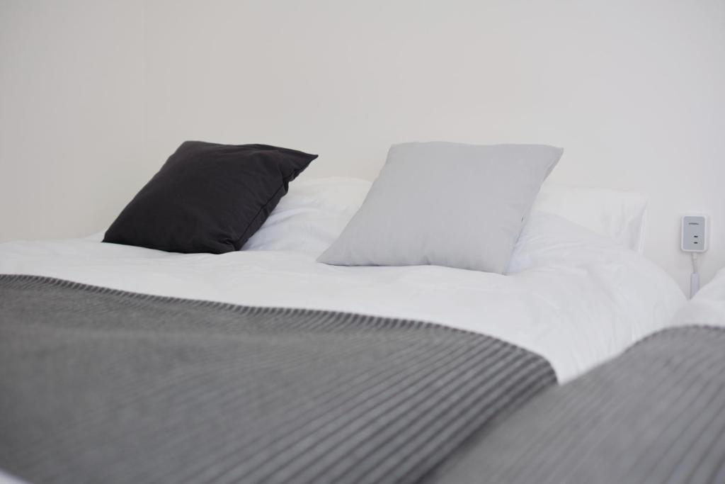 Postel nebo postele na pokoji v ubytování Junction Namba South Hotel Apartment ジャンクション難波南ホテルアパートメント