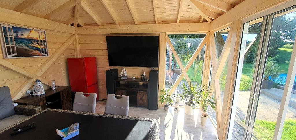 a living room with a flat screen tv in a cabin at Fewo Traum in Neppermin