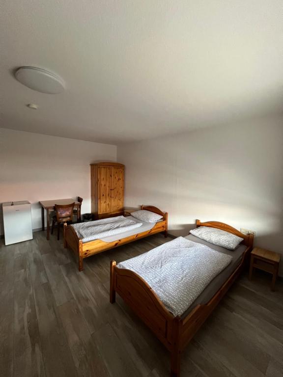 Postel nebo postele na pokoji v ubytování Gästehaus Zur Schmiede
