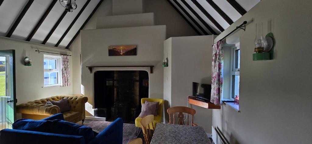 TV a/nebo společenská místnost v ubytování Oak Tree Cottage - 3 Bedroom