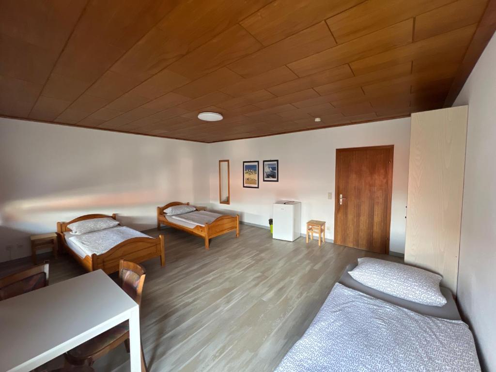Postel nebo postele na pokoji v ubytování Gästehaus Zur Schmiede
