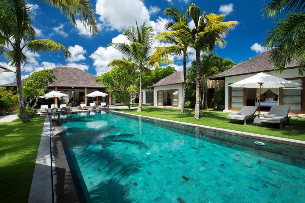 uma imagem de uma piscina num resort em Villa Tiga Puluh em Seminyak
