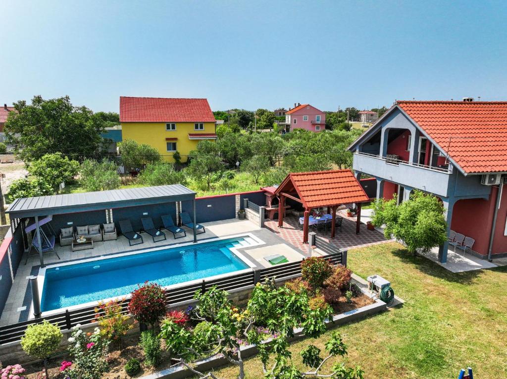 widok z lotu ptaka na dom z basenem w obiekcie Villa Chervil ZadarVillas w mieście Šopot