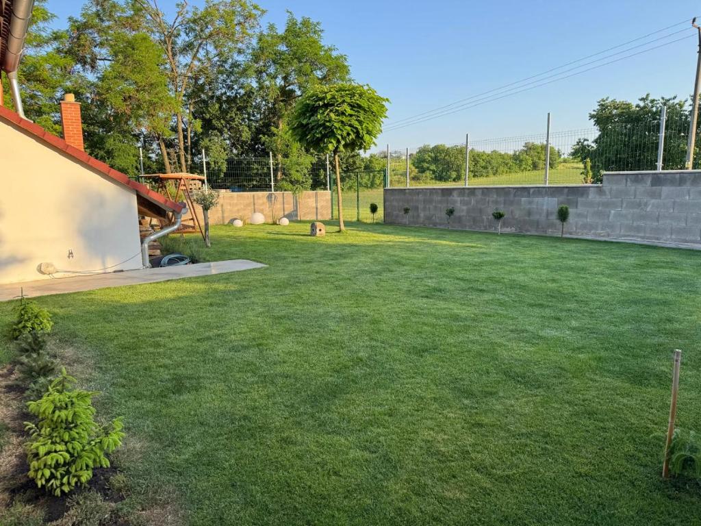 Zahrada ubytování Apartmán Sebina zaručujici absolutní soukromi a klid s láhví vína jako dárek