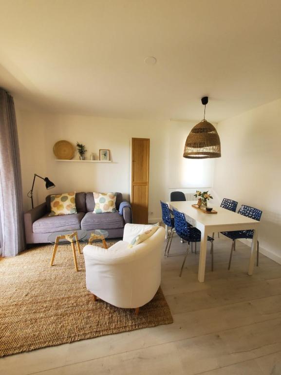 un salon avec un canapé et une table dans l'établissement El Albaricoque - T2 Boutonnet, à Montpellier