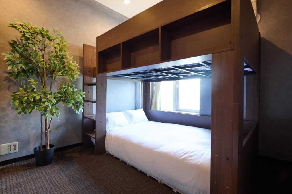 a bedroom with a bunk bed and a potted plant at Sapporo - Apartment - Vacation STAY 43085v in Sapporo
