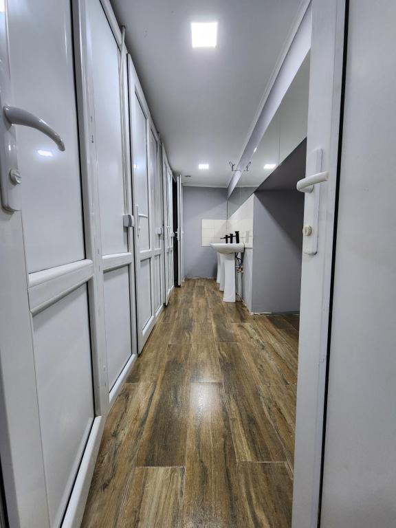 Kuchyň nebo kuchyňský kout v ubytování Gallary Hostel