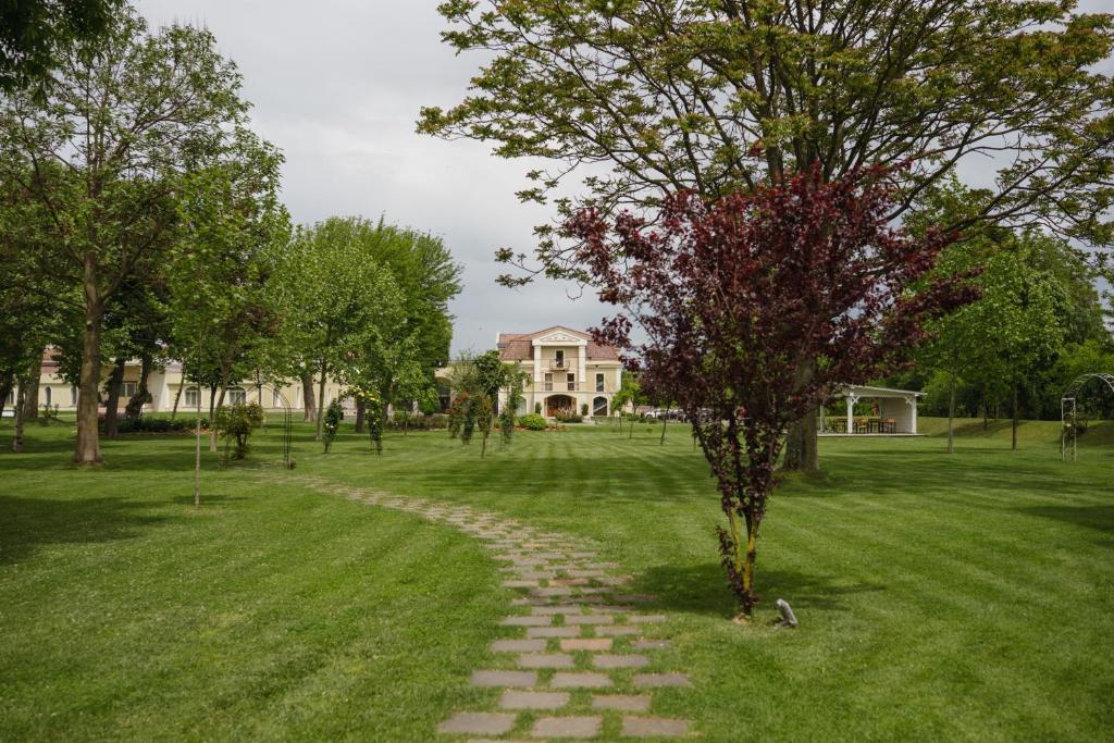 Zahrada ubytování Domeniile Martinutzi -Hotel Cardinal si Conac Rhedey