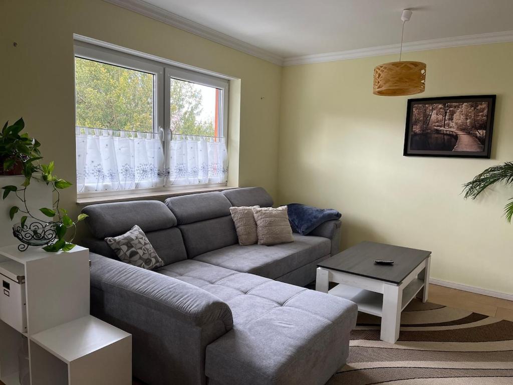 ein Wohnzimmer mit Sofa und Tisch in der Unterkunft Comfy & Cozy Apartment in Neuenhagen