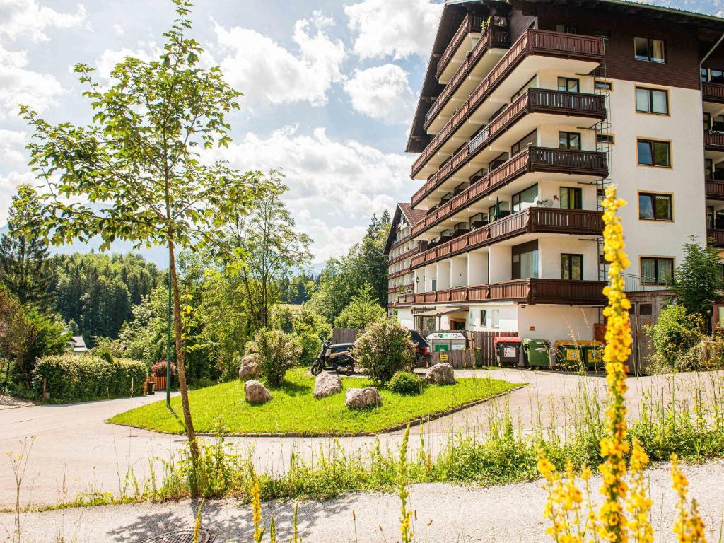Gemütliches Apartment mit Balkon nähe Hallstatt في Steinach: مبنى امامه حديقه