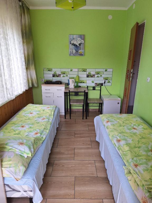 Postel nebo postele na pokoji v ubytování Iza-pokoje do wynajecia