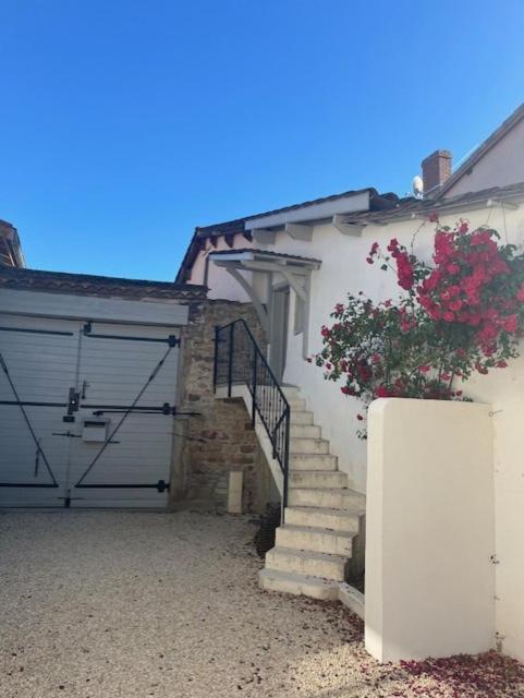 un escalier menant à un garage avec une porte dans l'établissement Studio meublé, à Chasselay