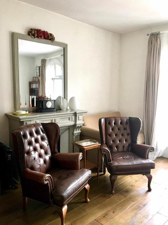 un salon avec deux chaises et un miroir dans l'établissement Grand Studio Trouville centre, à Trouville-sur-Mer