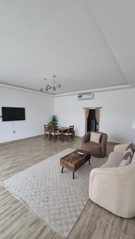Posezení v ubytování Duplex villa in a mountain farm with a swimming pools & garden,including breakfast فيلا دوبليكس غرفتين و صالة في مزرعة جبلية مع مسابح وحديقة مع إفطار
