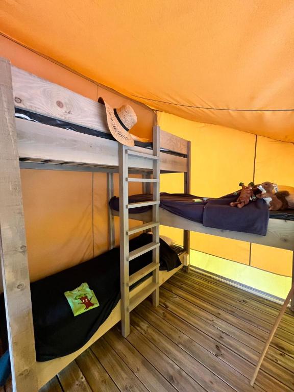 Postel nebo postele na pokoji v ubytování Camping la Tamarissière