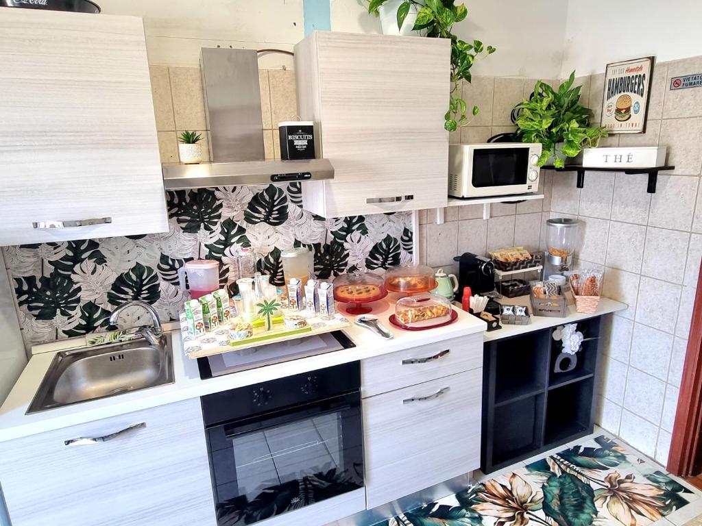 Kuchnia lub aneks kuchenny w obiekcie B&B Italo House