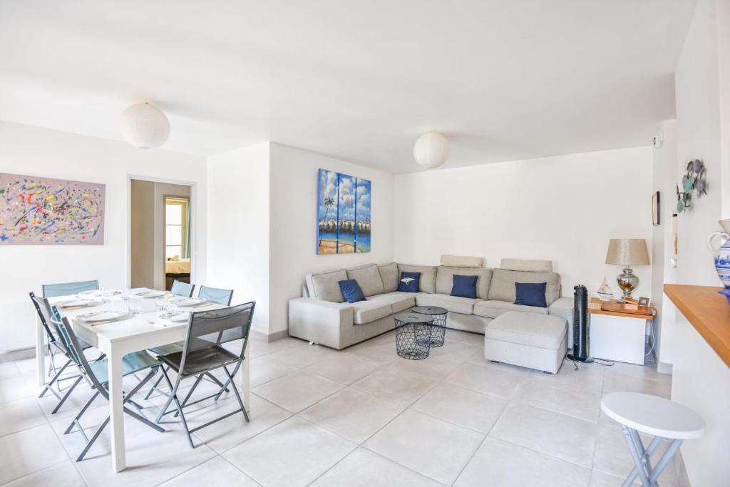 un salon avec une table et un canapé dans l'établissement Le National - Maison de ville avec 3 chambres, à Marseille