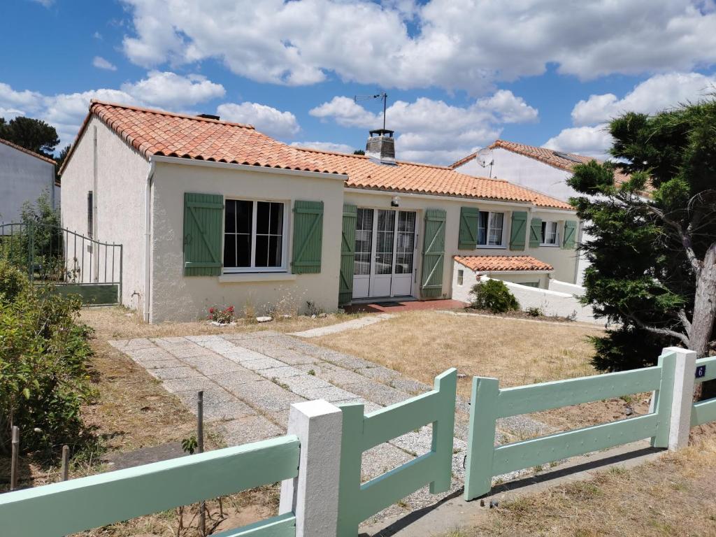 une maison avec une clôture devant dans l'établissement La Villa, à La Tranche-sur-Mer