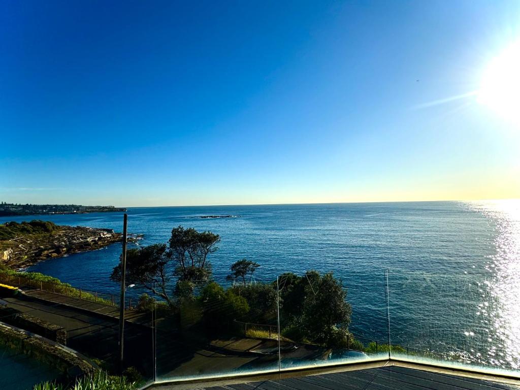 シドニーにあるOcean view home South Coogeeの建物から見た海の景色