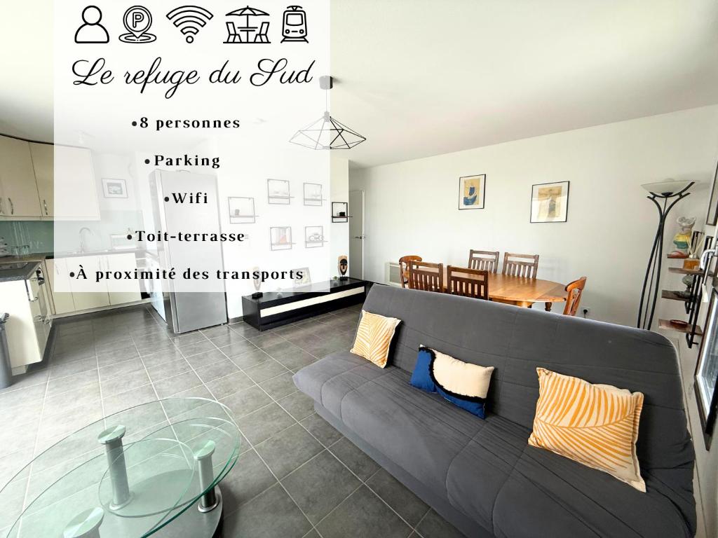 un salon avec un canapé et une salle à manger dans l'établissement Le Refuge Du Sud, à Montpellier