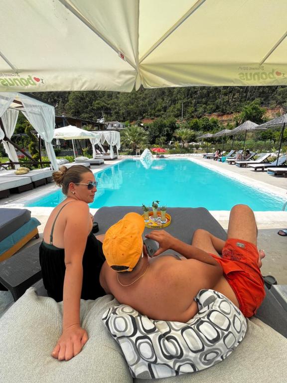 Bazén v ubytování Zirkon Valley Boutique Hotel nebo v jeho okolí