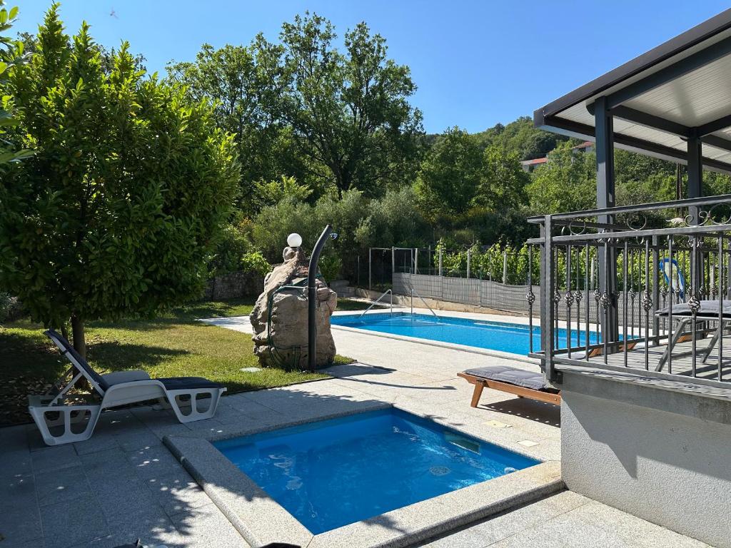 Swimmingpoolen hos eller tæt på Villa Ana