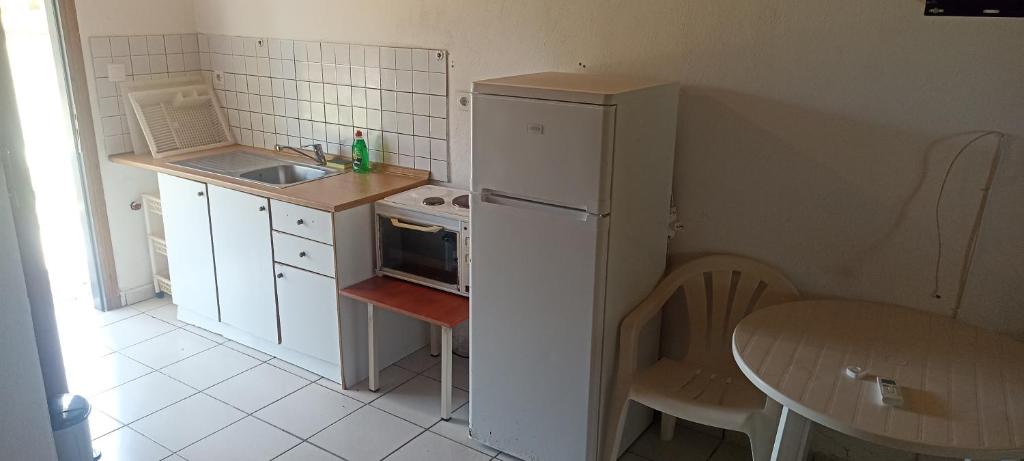 Kuchyň nebo kuchyňský kout v ubytování Poseidon room's Vourvourou