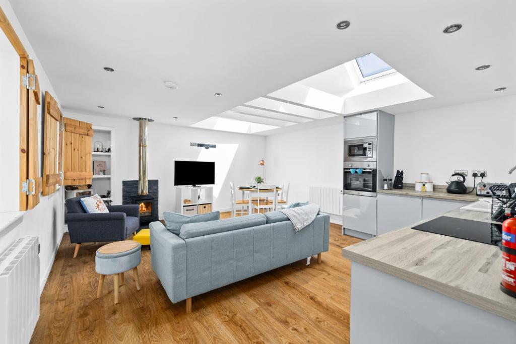 TV a/nebo společenská místnost v ubytování Clifftop Cottage