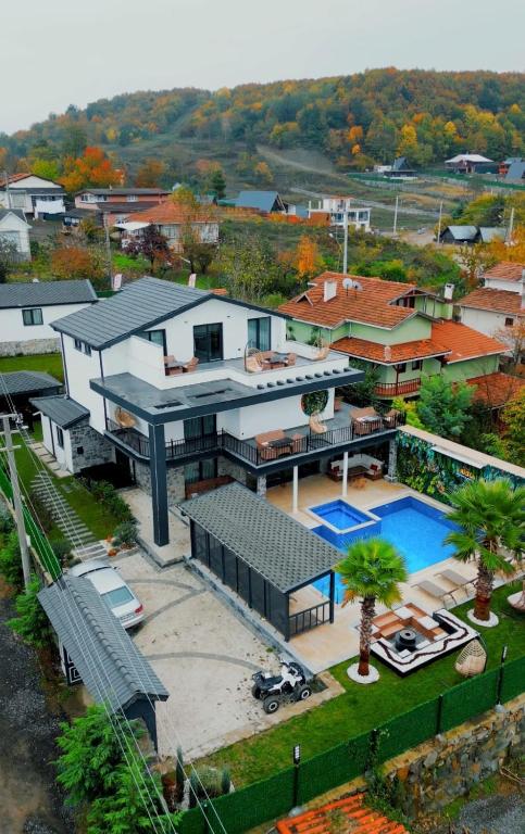 an aerial view of a house with a swimming pool at Parna Sapanca Hotel in Sakarya