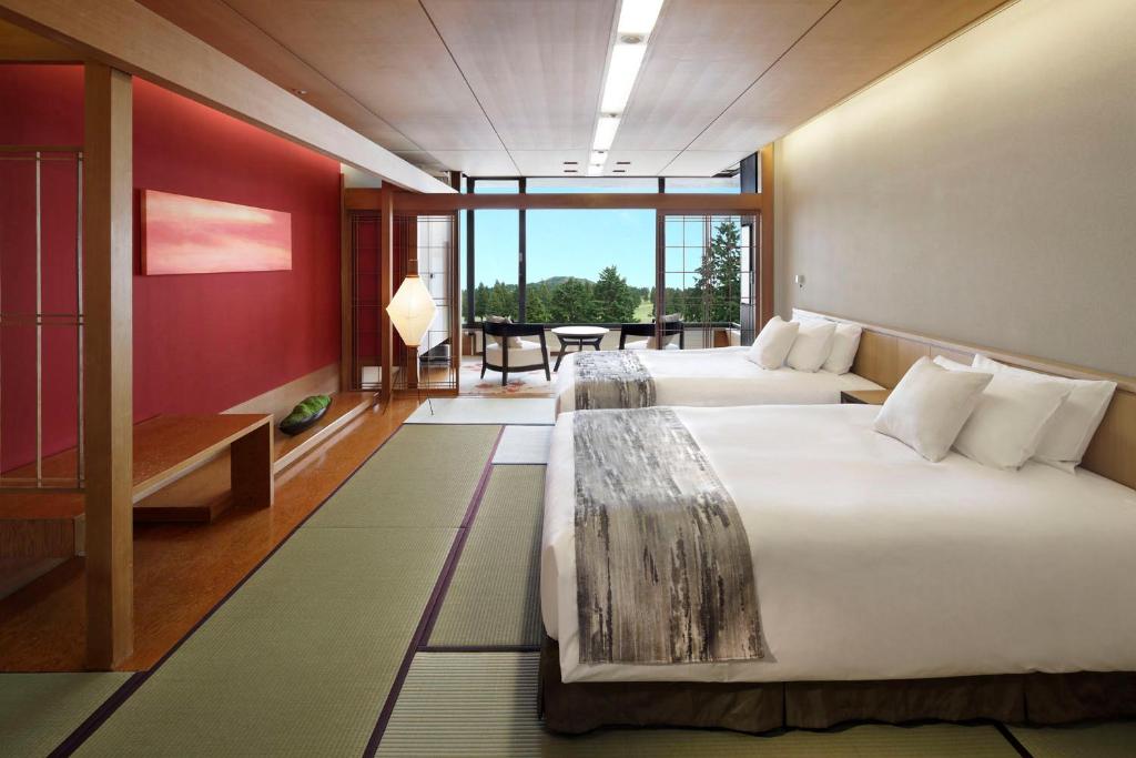 Postel nebo postele na pokoji v ubytování Hakone Yunohana Prince Hotel