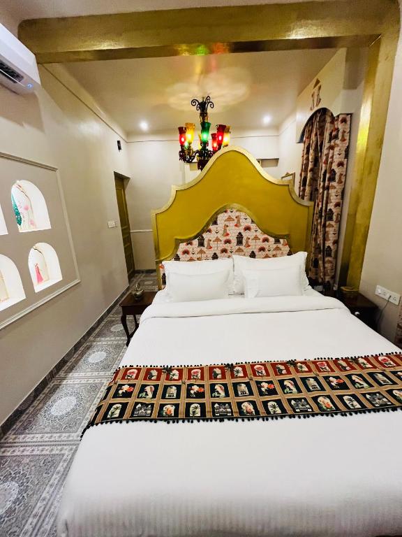 Postel nebo postele na pokoji v ubytování Stay Banaras - A Boutique Hotel