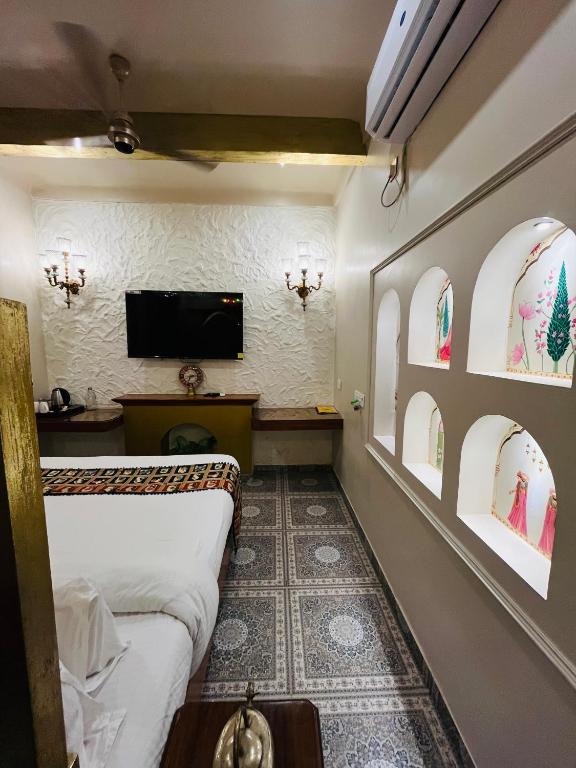 TV a/nebo společenská místnost v ubytování Stay Banaras - A Boutique Hotel