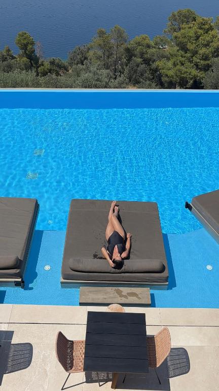 Bazén v ubytování ​Le Grand Bleu Resort nebo v jeho okolí