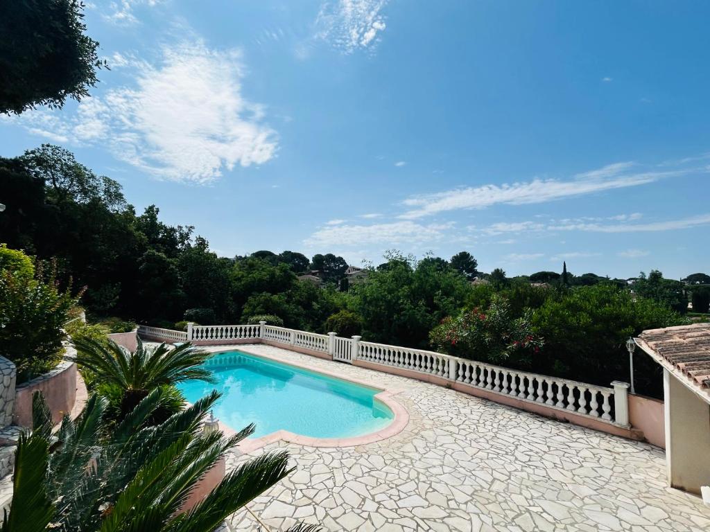 une piscine entourée d'une clôture blanche. dans l'établissement Appartement 4 personnes piscine calme, à Fréjus