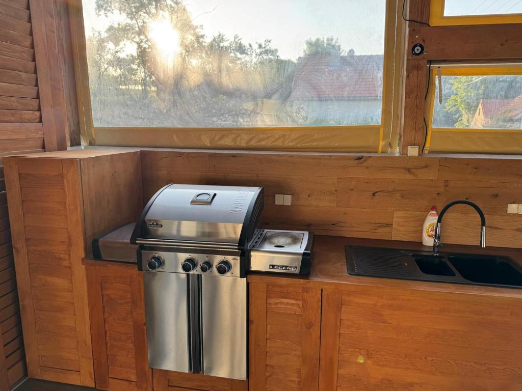 Kuchyň nebo kuchyňský kout v ubytování Apartmán Sebina zaručujici absolutní soukromi a klid s láhví vína jako dárek