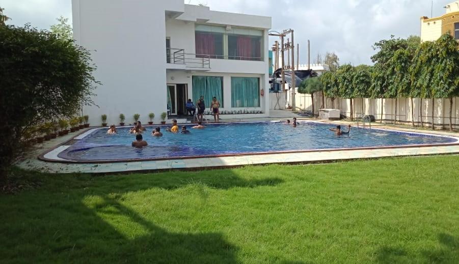 プリーにあるHotel Swimming Sea Facingのプールにいる人々のグループ