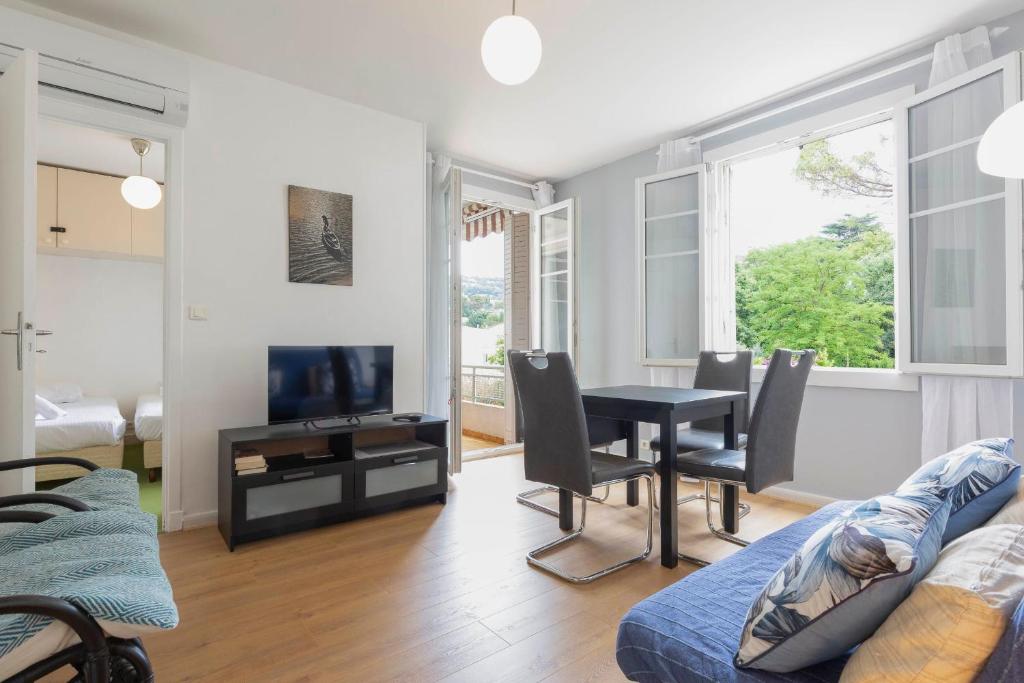 un salon avec une table et une télévision dans l'établissement Selvosa 1 bedroom apartment heart of Cannes, à Cannes