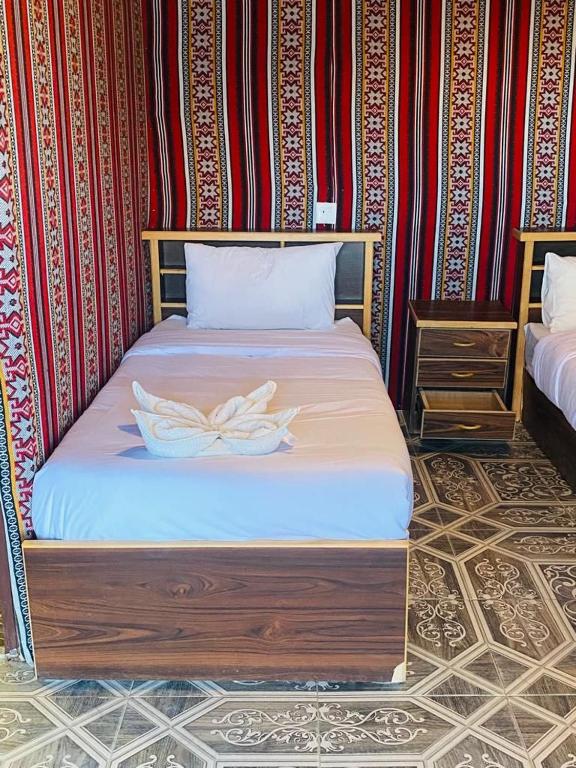 Postel nebo postele na pokoji v ubytování Wadi Rum Sarab Camp